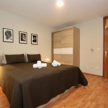 Cozy In Belgrade, Cukarica, Zeleznik, Free Parking And Wifi