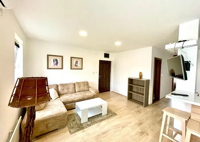 Cozy In Belgrade, Cukarica, Zeleznik, Free Parking And Wifi 公寓 *